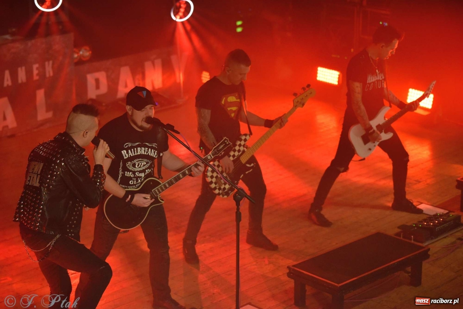 Zdjęcie w galerii na portalu naszraciborz.pl: NOCNY KOCHANEK w Raciborzu. Mocne brzmienie na deskach RCK wiadomości z regionu