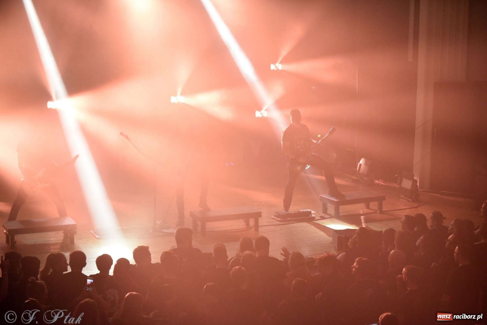 Zdjęcie w galerii na portalu naszraciborz.pl: NOCNY KOCHANEK w Raciborzu. Mocne brzmienie na deskach RCK wiadomości z regionu