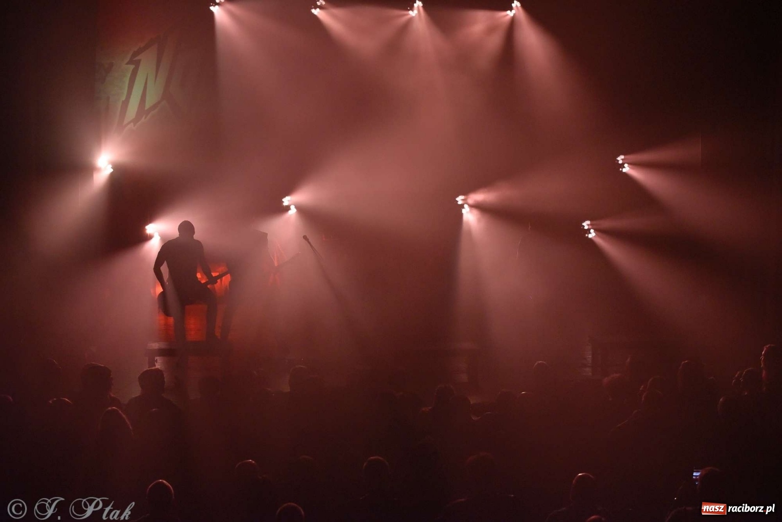 Zdjęcie w galerii na portalu naszraciborz.pl: NOCNY KOCHANEK w Raciborzu. Mocne brzmienie na deskach RCK wiadomości z regionu
