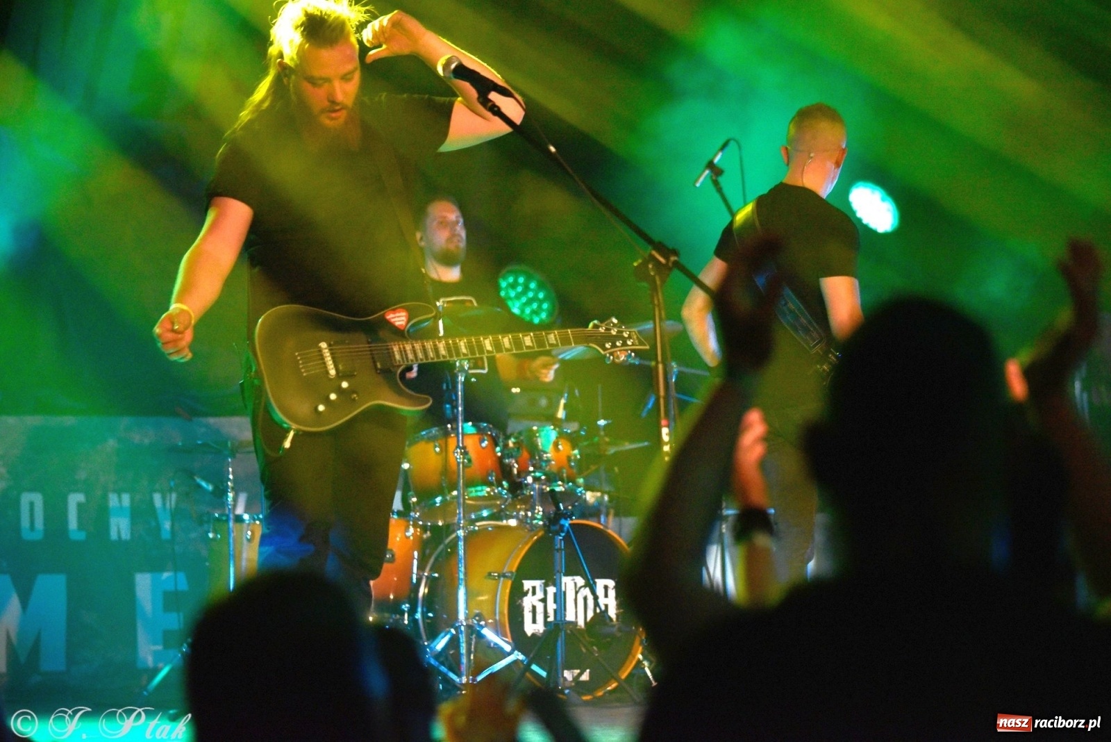 Zdjęcie w galerii na portalu naszraciborz.pl: Krzycz, kiedy trzeba. Batna na scenie RCK wiadomości z regionu