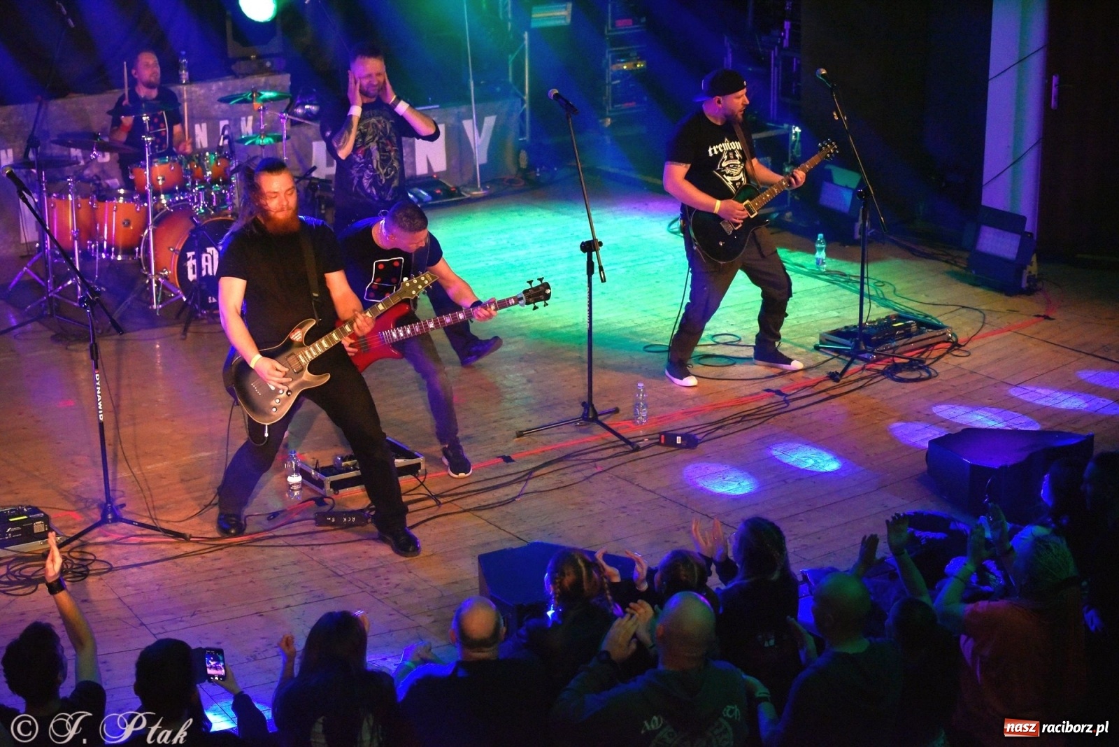 Zdjęcie w galerii na portalu naszraciborz.pl: Krzycz, kiedy trzeba. Batna na scenie RCK wiadomości z regionu