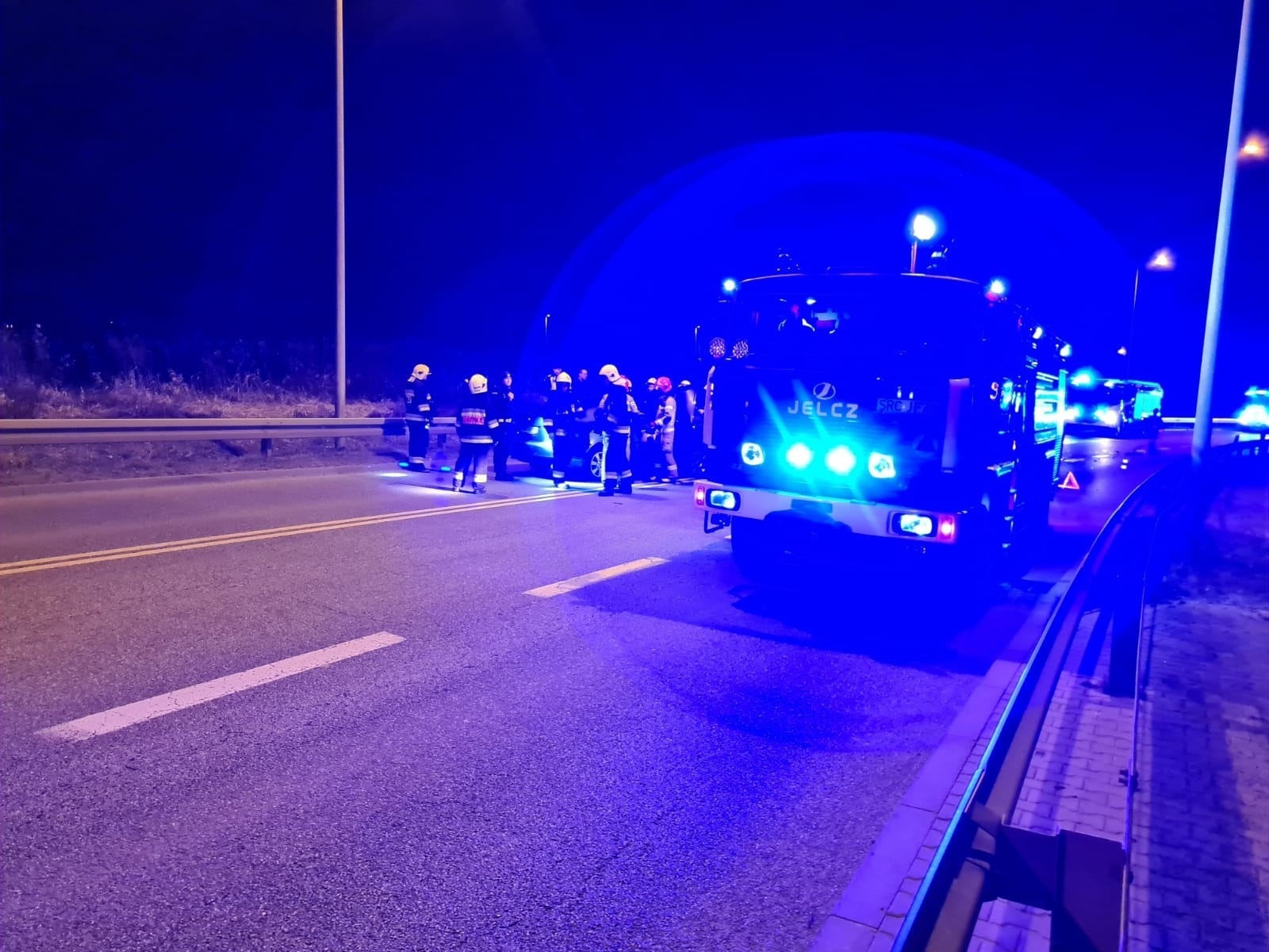 Zdjęcie w galerii na portalu naszraciborz.pl: Zderzenie tuż przed granicą - kierowca zbiegł. Akcja w Chałupkach wiadomości z regionu