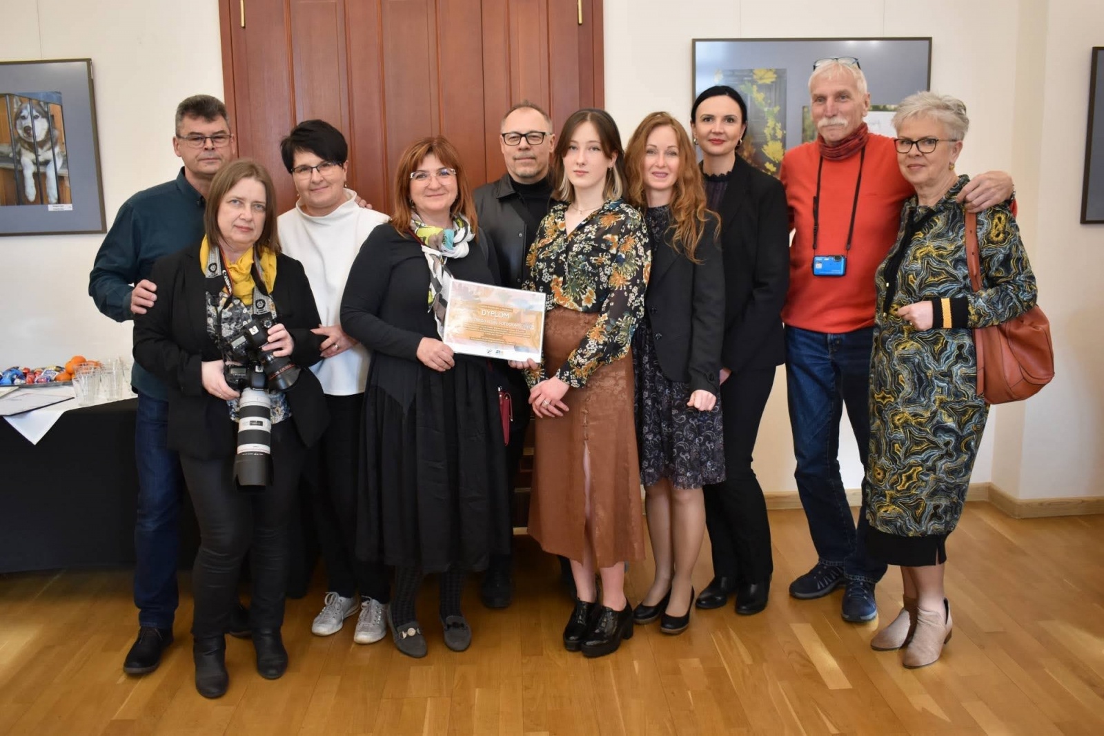 Zdjęcie w galerii na portalu naszraciborz.pl: Finisaż wystawy pt. Przysłowia mądrością narodu wiadomości z regionu