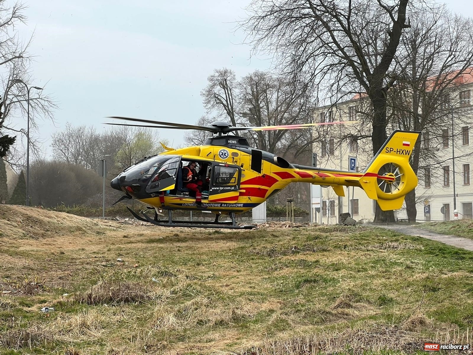 Zdjęcie w galerii na portalu naszraciborz.pl: Zdarzenie na Rzeźniczej. W akcji śmigłowiec LPR [FOTO i WIDEO] wiadomości z regionu