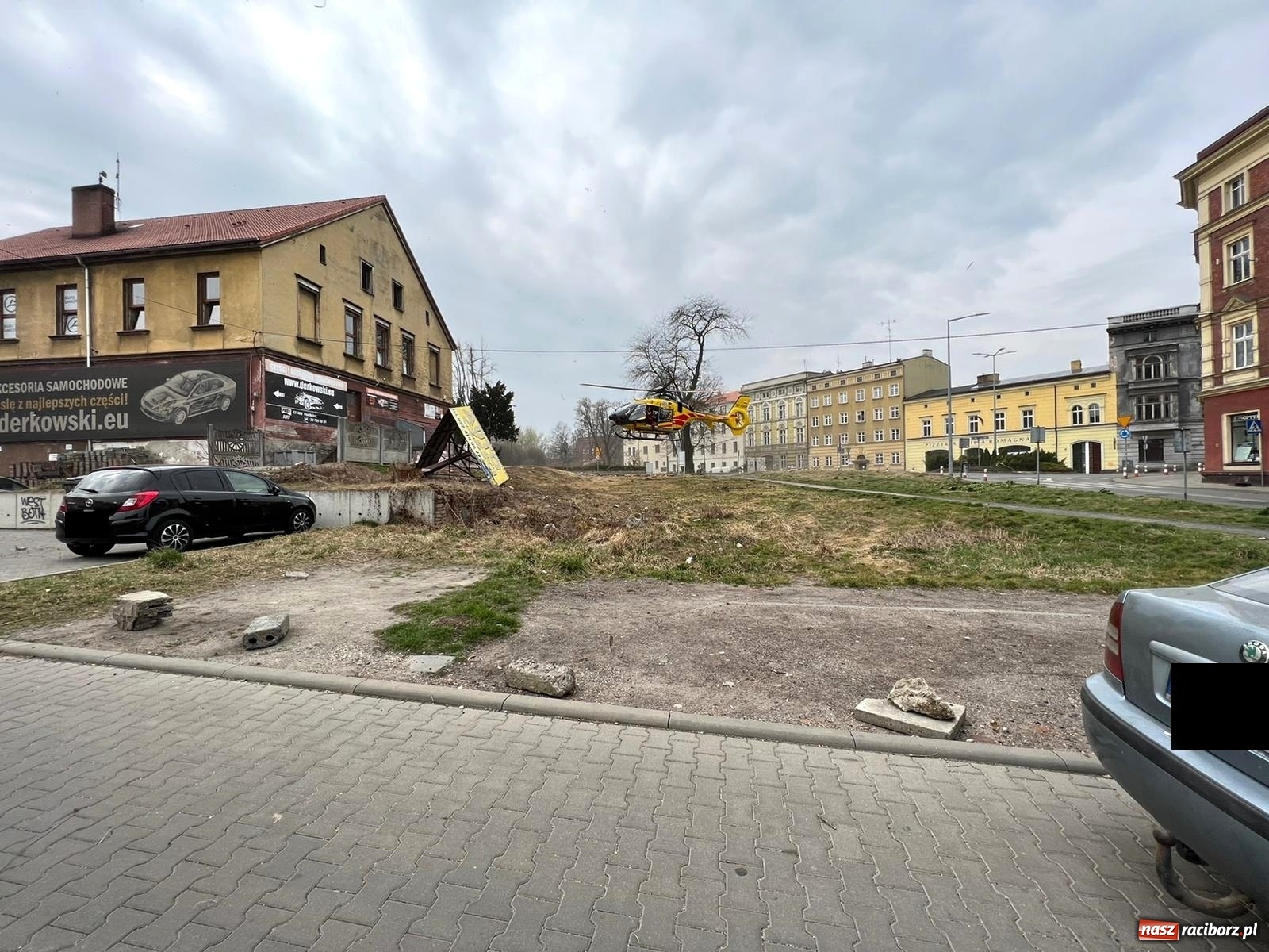 Zdjęcie w galerii na portalu naszraciborz.pl: Zdarzenie na Rzeźniczej. W akcji śmigłowiec LPR [FOTO i WIDEO] wiadomości z regionu