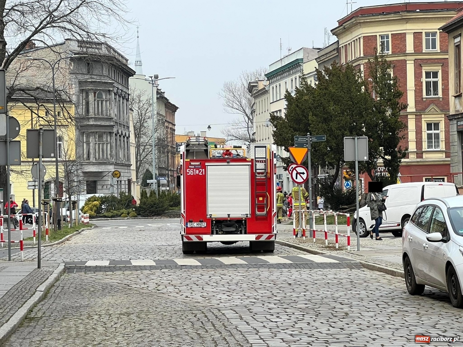 Zdjęcie w galerii na portalu naszraciborz.pl: Zdarzenie na Rzeźniczej. W akcji śmigłowiec LPR [FOTO i WIDEO] wiadomości z regionu