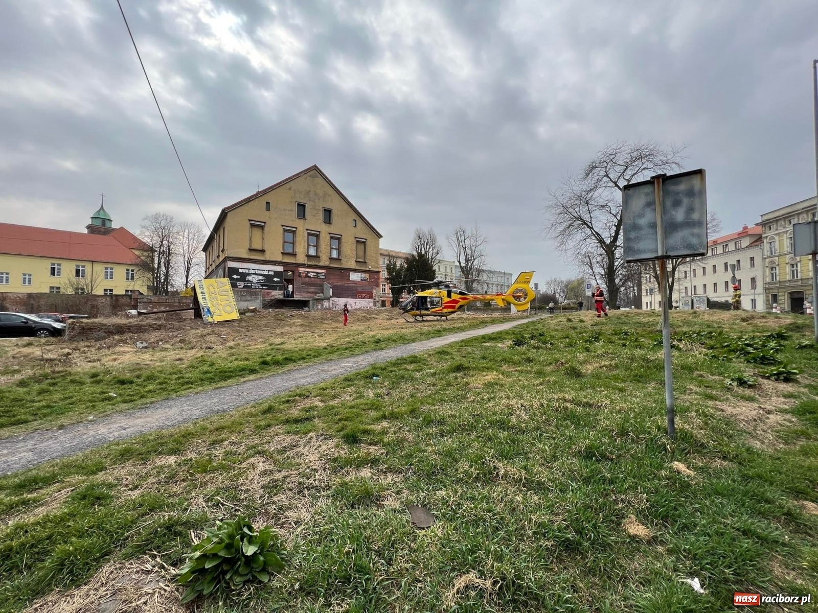 Zdjęcie w galerii na portalu naszraciborz.pl: Zdarzenie na Rzeźniczej. W akcji śmigłowiec LPR [FOTO i WIDEO] wiadomości z regionu