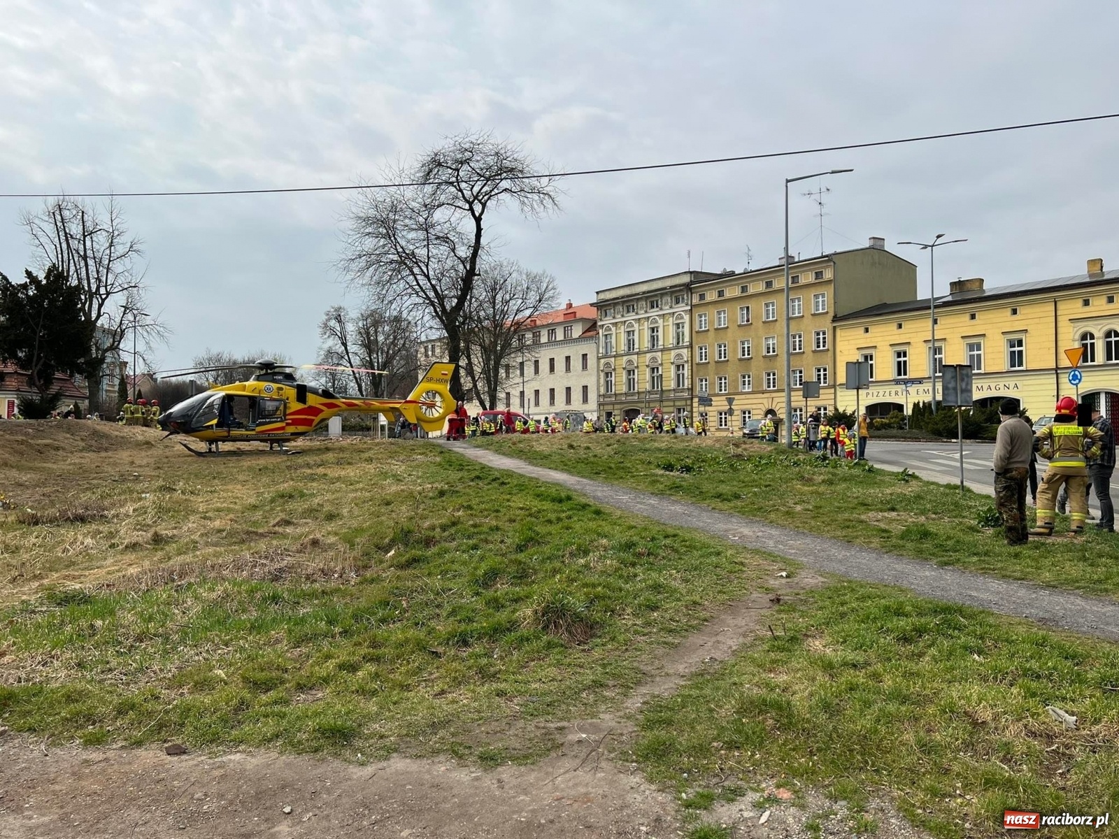 Zdjęcie w galerii na portalu naszraciborz.pl: Zdarzenie na Rzeźniczej. W akcji śmigłowiec LPR [FOTO i WIDEO] wiadomości z regionu