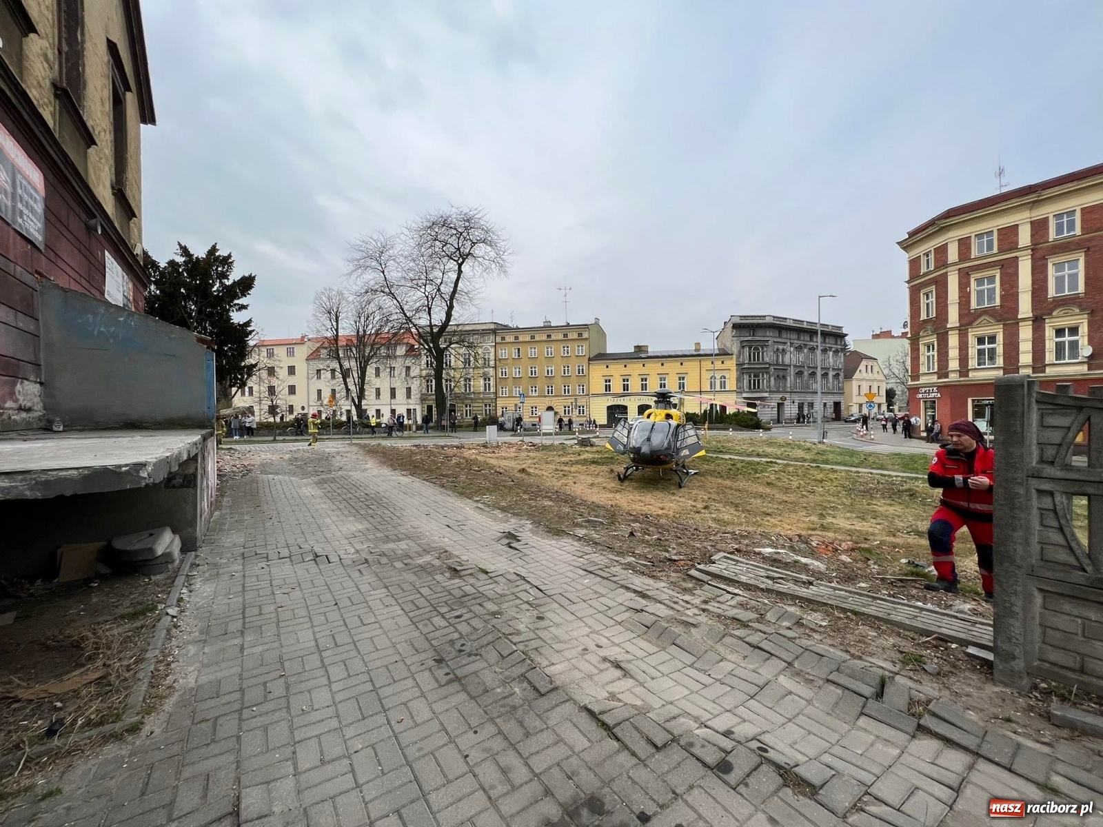 Zdjęcie w galerii na portalu naszraciborz.pl: Zdarzenie na Rzeźniczej. W akcji śmigłowiec LPR [FOTO i WIDEO] wiadomości z regionu
