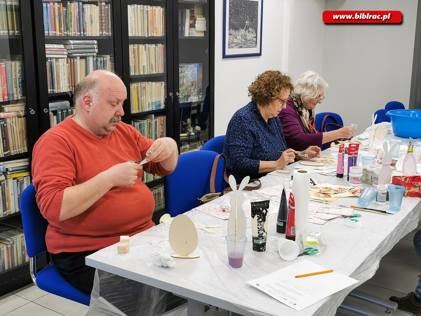 Zdjęcie w galerii na portalu naszraciborz.pl: W bibliotece wykonali zające wielkanocne metodą decoupage wiadomości z regionu