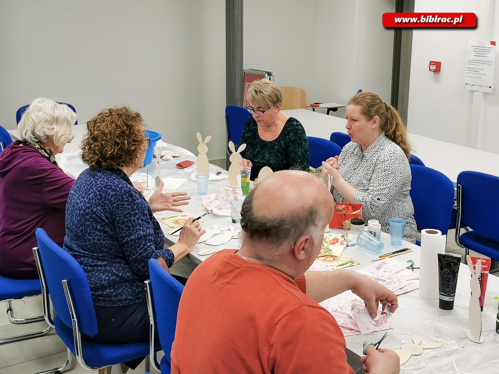 Zdjęcie w galerii na portalu naszraciborz.pl: W bibliotece wykonali zające wielkanocne metodą decoupage wiadomości z regionu