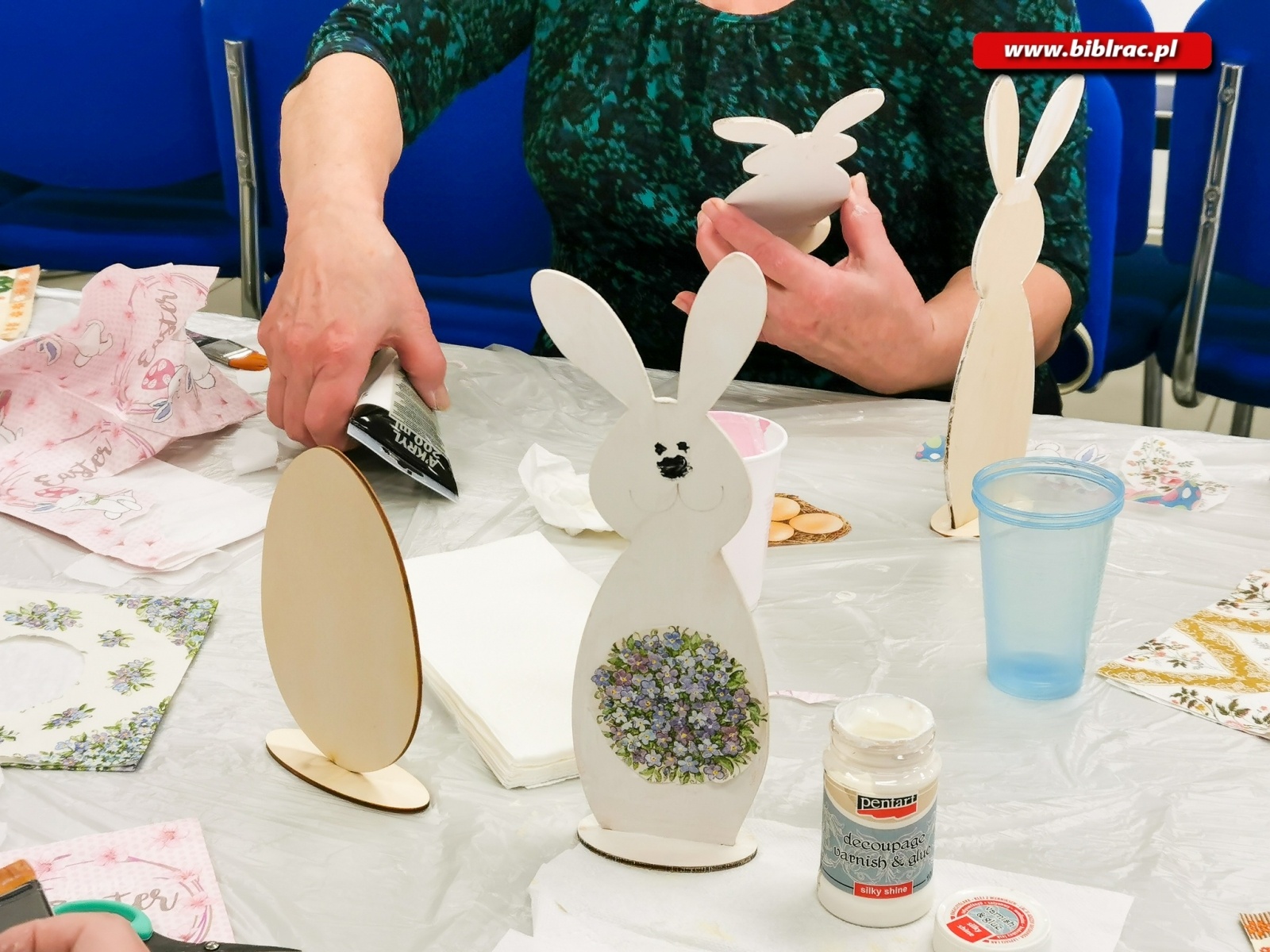 Zdjęcie w galerii na portalu naszraciborz.pl: W bibliotece wykonali zające wielkanocne metodą decoupage wiadomości z regionu