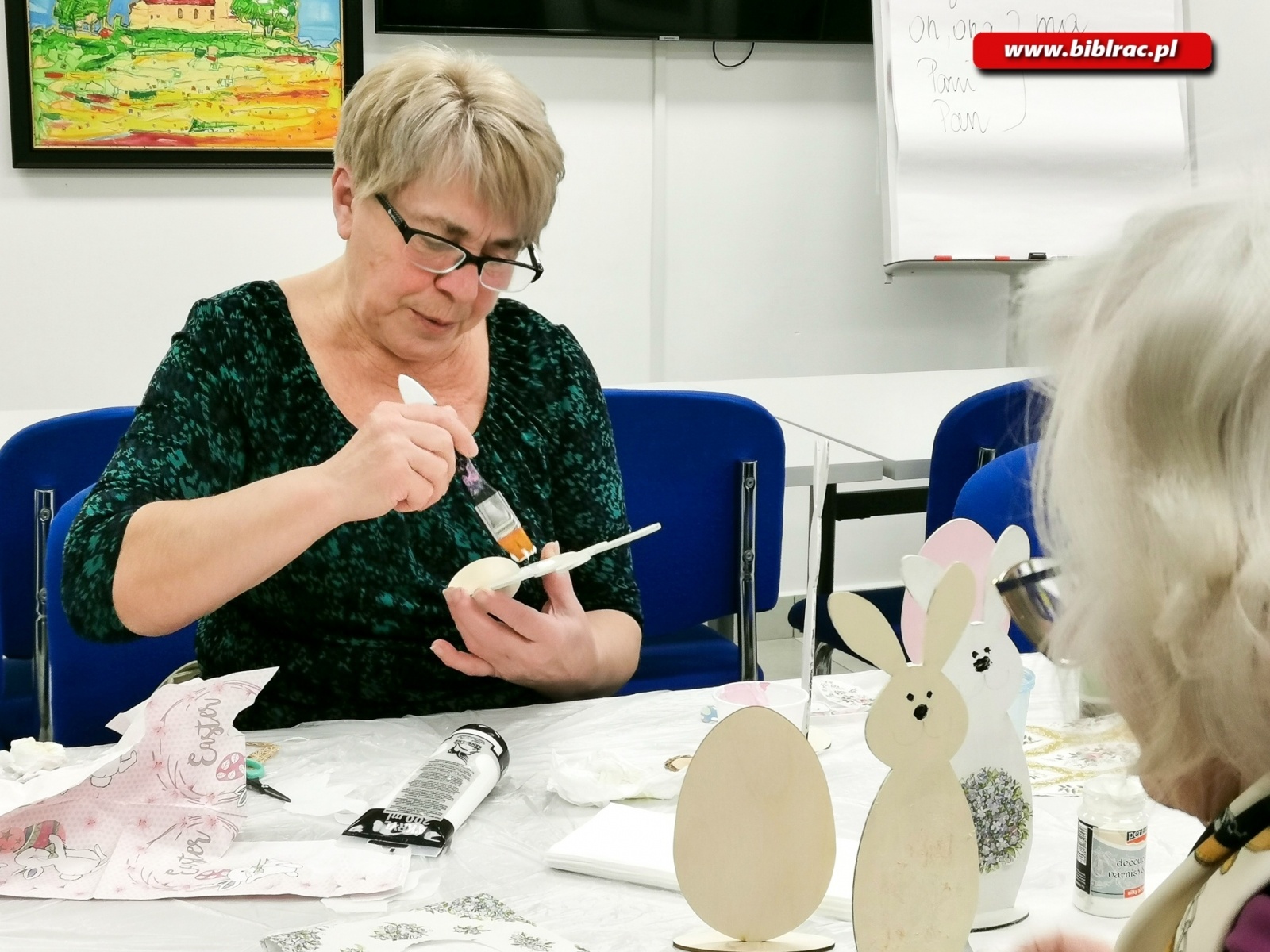 Zdjęcie w galerii na portalu naszraciborz.pl: W bibliotece wykonali zające wielkanocne metodą decoupage wiadomości z regionu