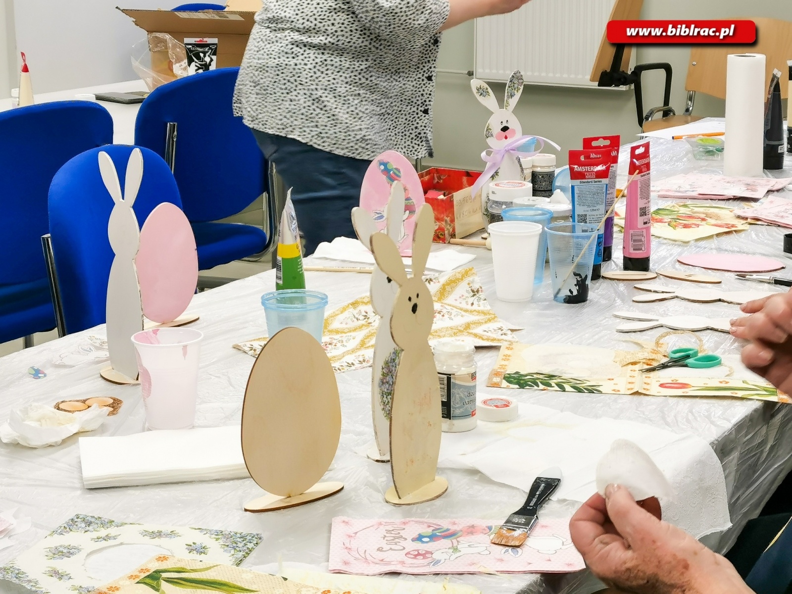 Zdjęcie w galerii na portalu naszraciborz.pl: W bibliotece wykonali zające wielkanocne metodą decoupage wiadomości z regionu