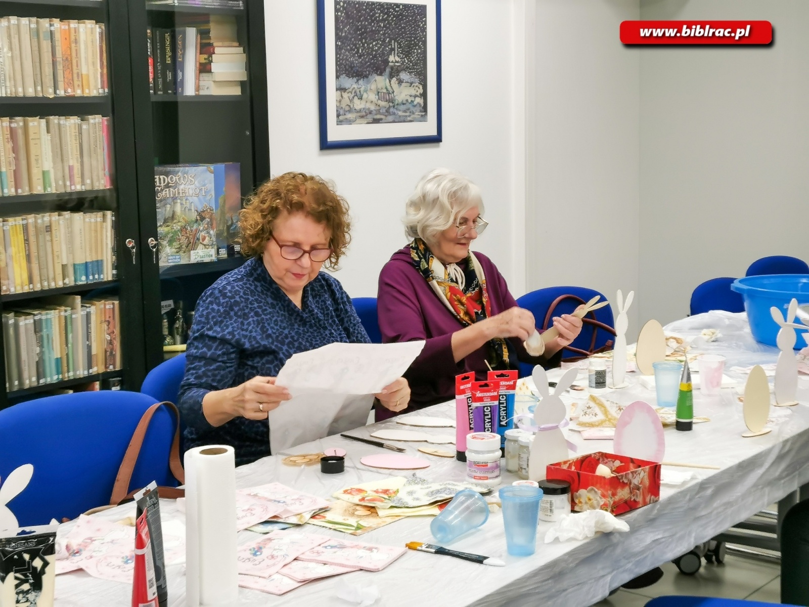 Zdjęcie w galerii na portalu naszraciborz.pl: W bibliotece wykonali zające wielkanocne metodą decoupage wiadomości z regionu