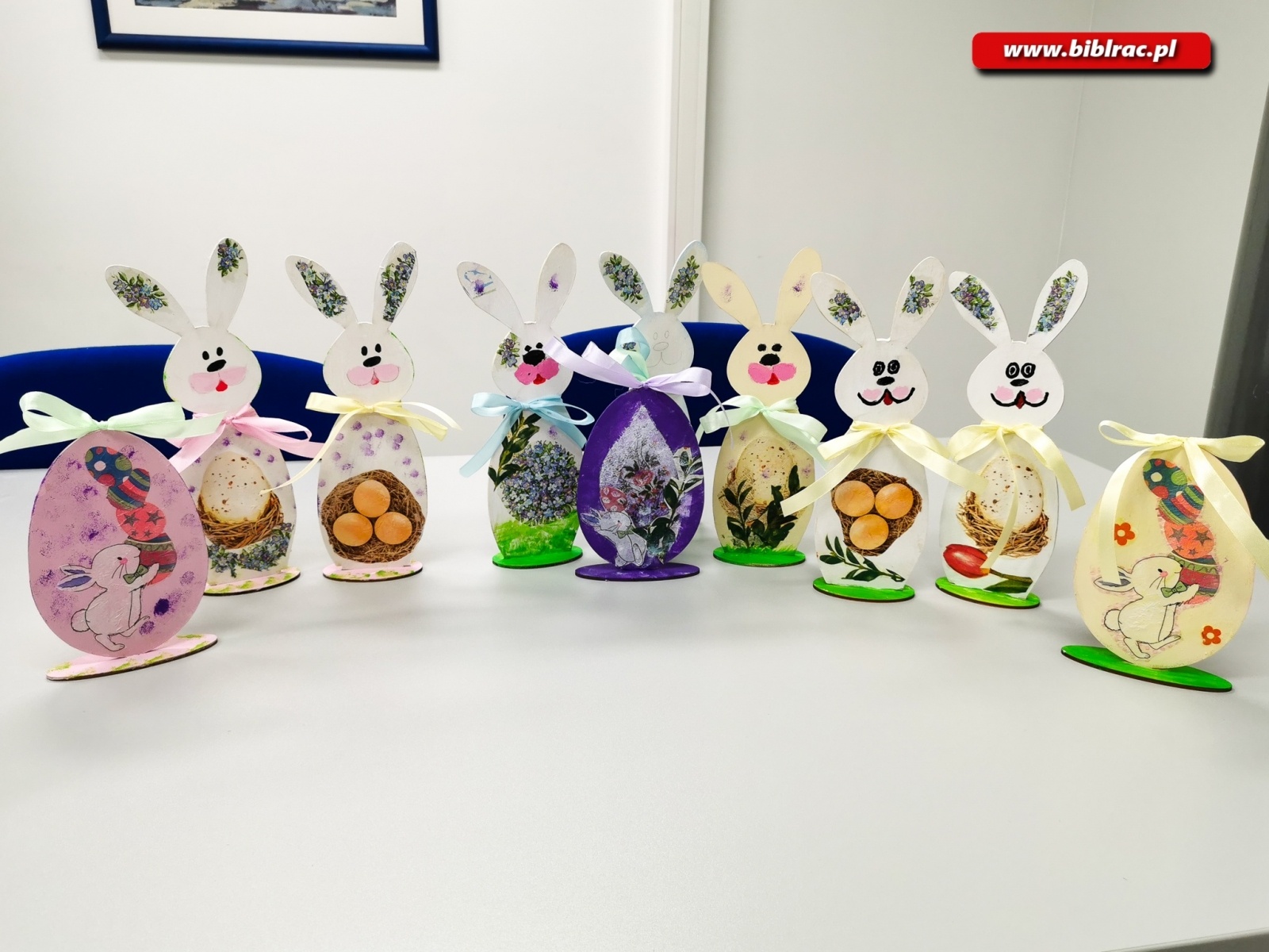 Zdjęcie w galerii na portalu naszraciborz.pl: W bibliotece wykonali zające wielkanocne metodą decoupage wiadomości z regionu