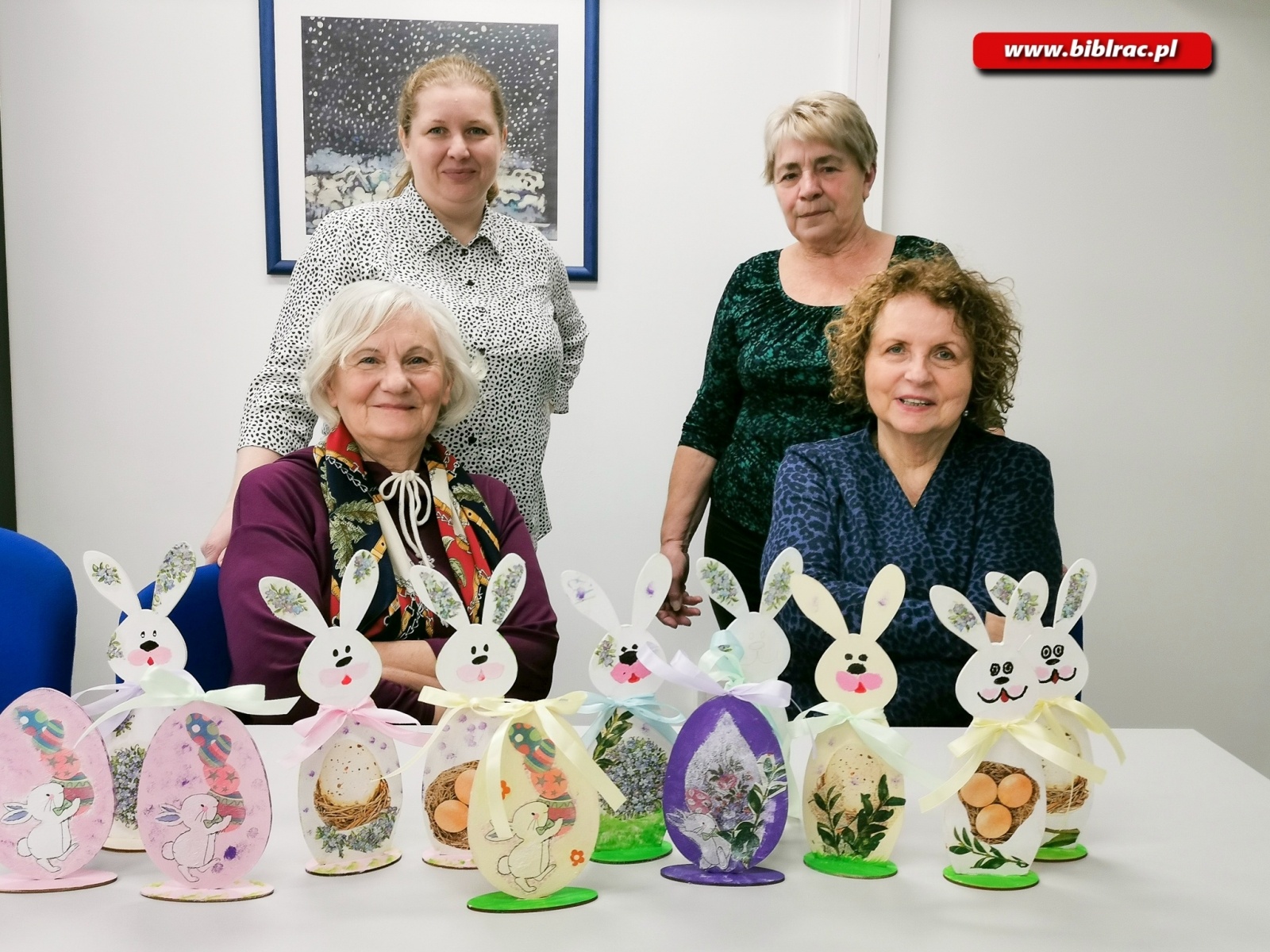 Zdjęcie w galerii na portalu naszraciborz.pl: W bibliotece wykonali zające wielkanocne metodą decoupage wiadomości z regionu