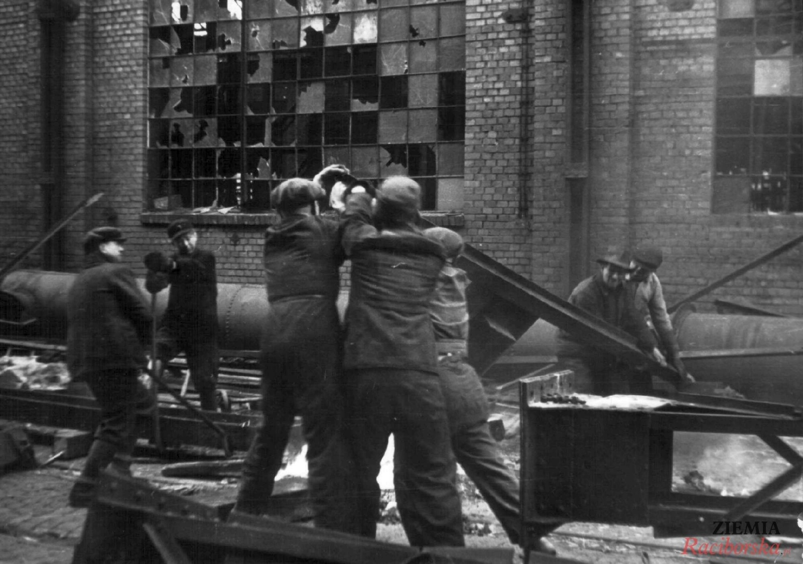 Zdjęcie w galerii na portalu naszraciborz.pl: Tak będzie ze wszystkimi! Sowieckie zbrodnie w Raciborzu 1945 r. wiadomości z regionu
