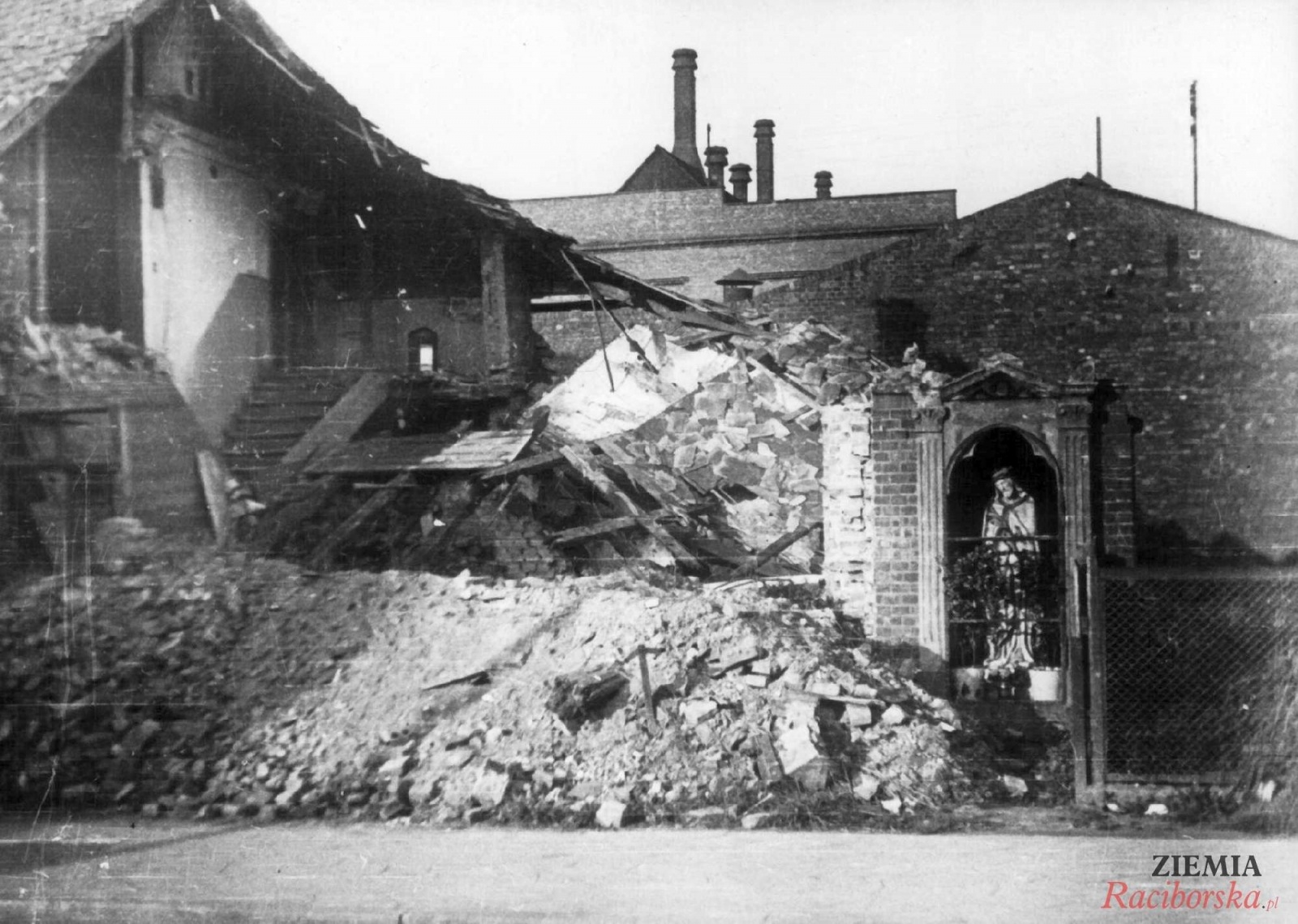 Zdjęcie w galerii na portalu naszraciborz.pl: Tak będzie ze wszystkimi! Sowieckie zbrodnie w Raciborzu 1945 r. wiadomości z regionu