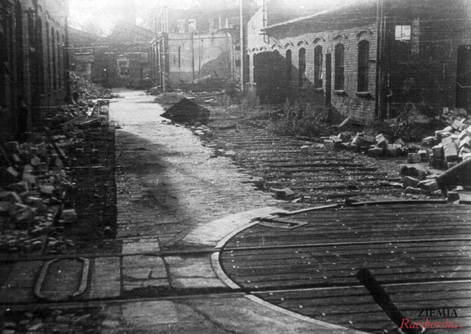 Zdjęcie w galerii na portalu naszraciborz.pl: Tak będzie ze wszystkimi! Sowieckie zbrodnie w Raciborzu 1945 r. wiadomości z regionu