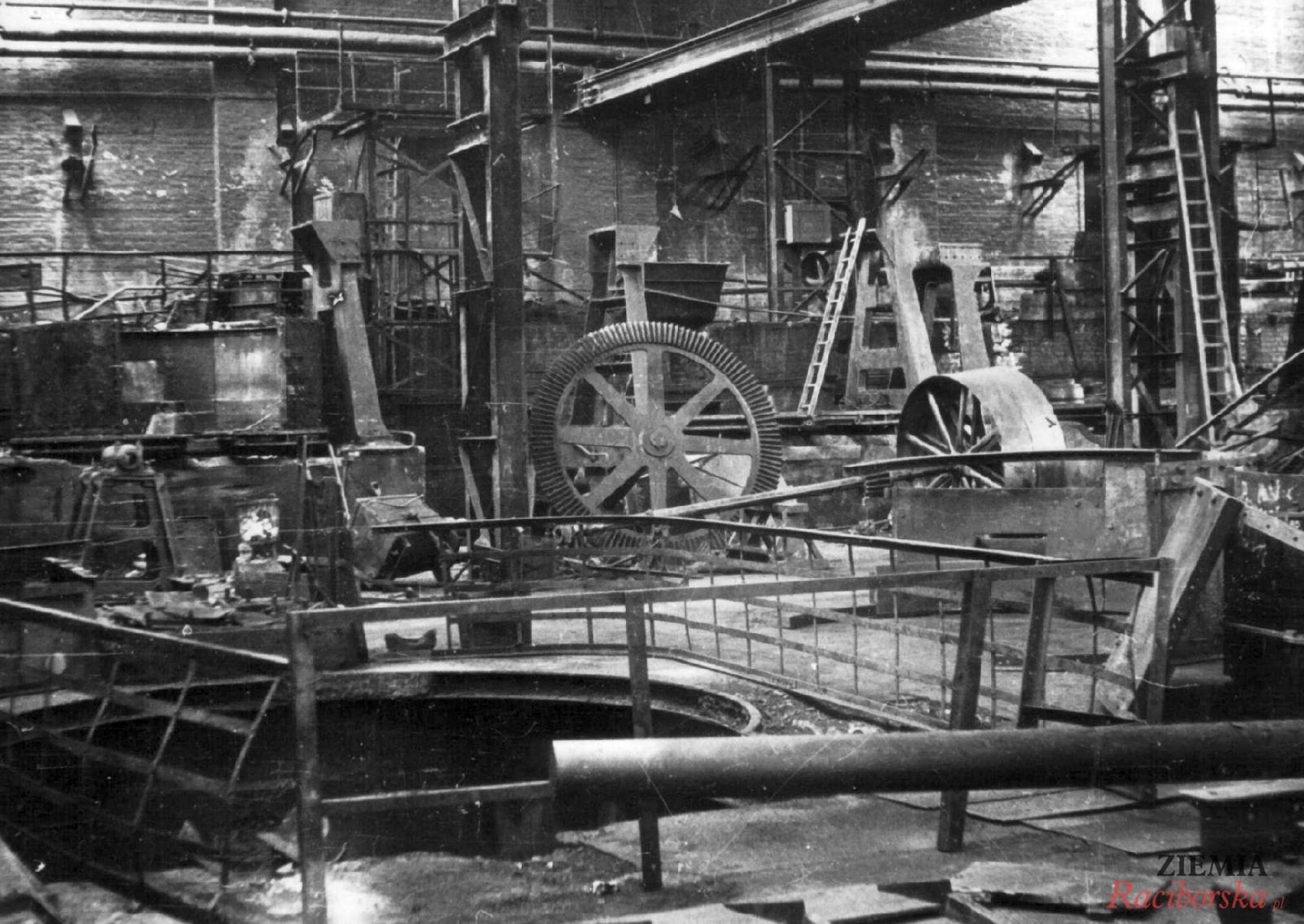 Zdjęcie w galerii na portalu naszraciborz.pl: Tak będzie ze wszystkimi! Sowieckie zbrodnie w Raciborzu 1945 r. wiadomości z regionu