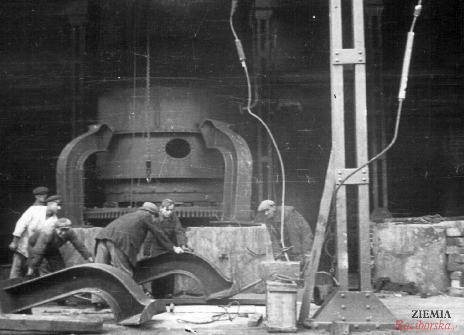 Zdjęcie w galerii na portalu naszraciborz.pl: Tak będzie ze wszystkimi! Sowieckie zbrodnie w Raciborzu 1945 r. wiadomości z regionu
