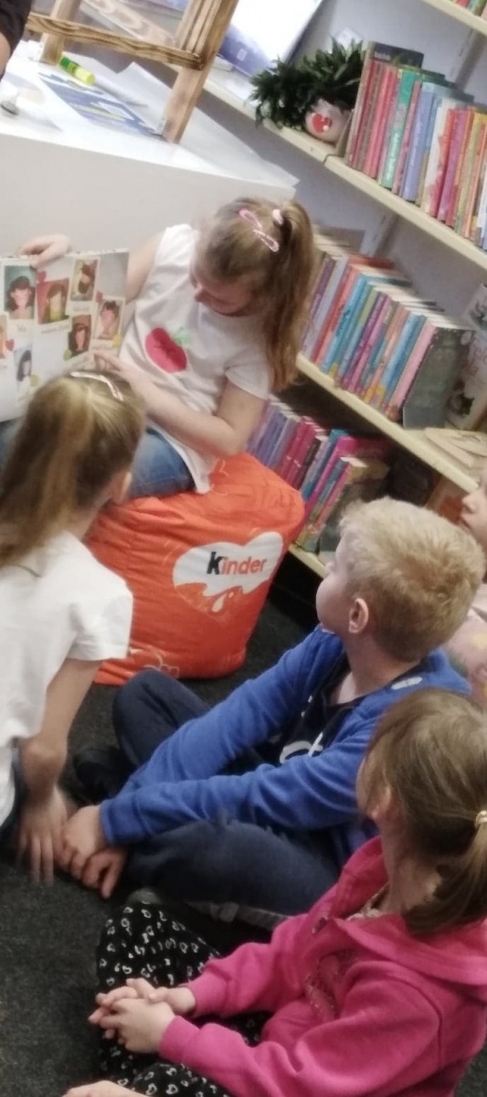 Zdjęcie w galerii na portalu naszraciborz.pl: W rudzkiej książnicy powstał las w słoiku wiadomości z regionu