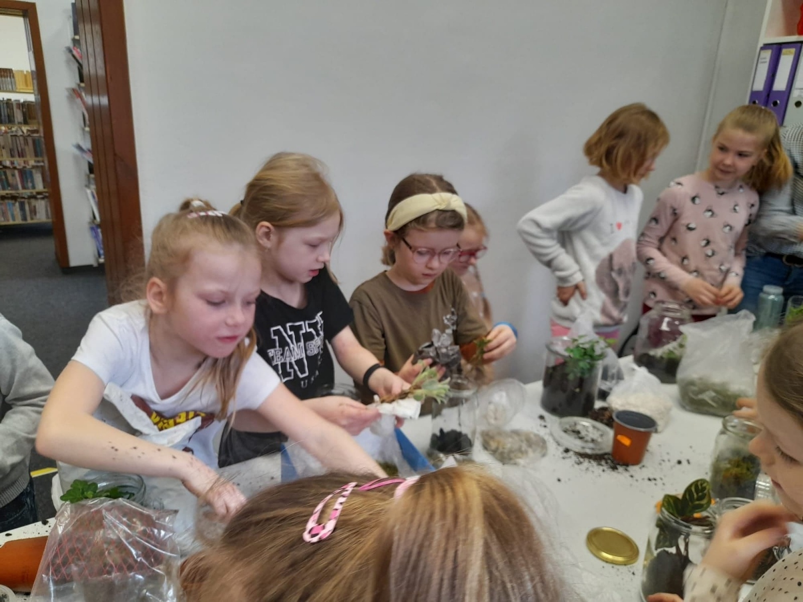 Zdjęcie w galerii na portalu naszraciborz.pl: W rudzkiej książnicy powstał las w słoiku wiadomości z regionu