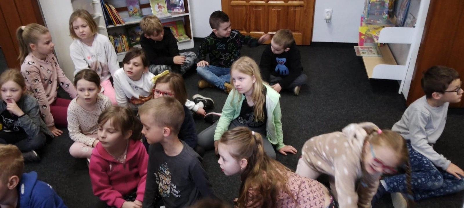 Zdjęcie w galerii na portalu naszraciborz.pl: W rudzkiej książnicy powstał las w słoiku wiadomości z regionu