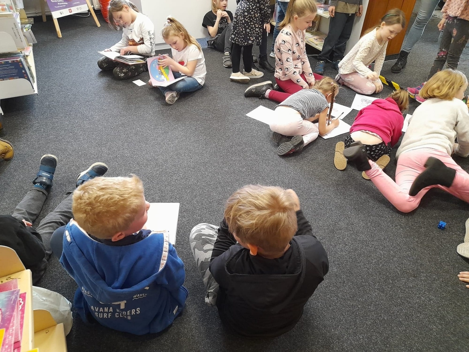 Zdjęcie w galerii na portalu naszraciborz.pl: W rudzkiej książnicy powstał las w słoiku wiadomości z regionu