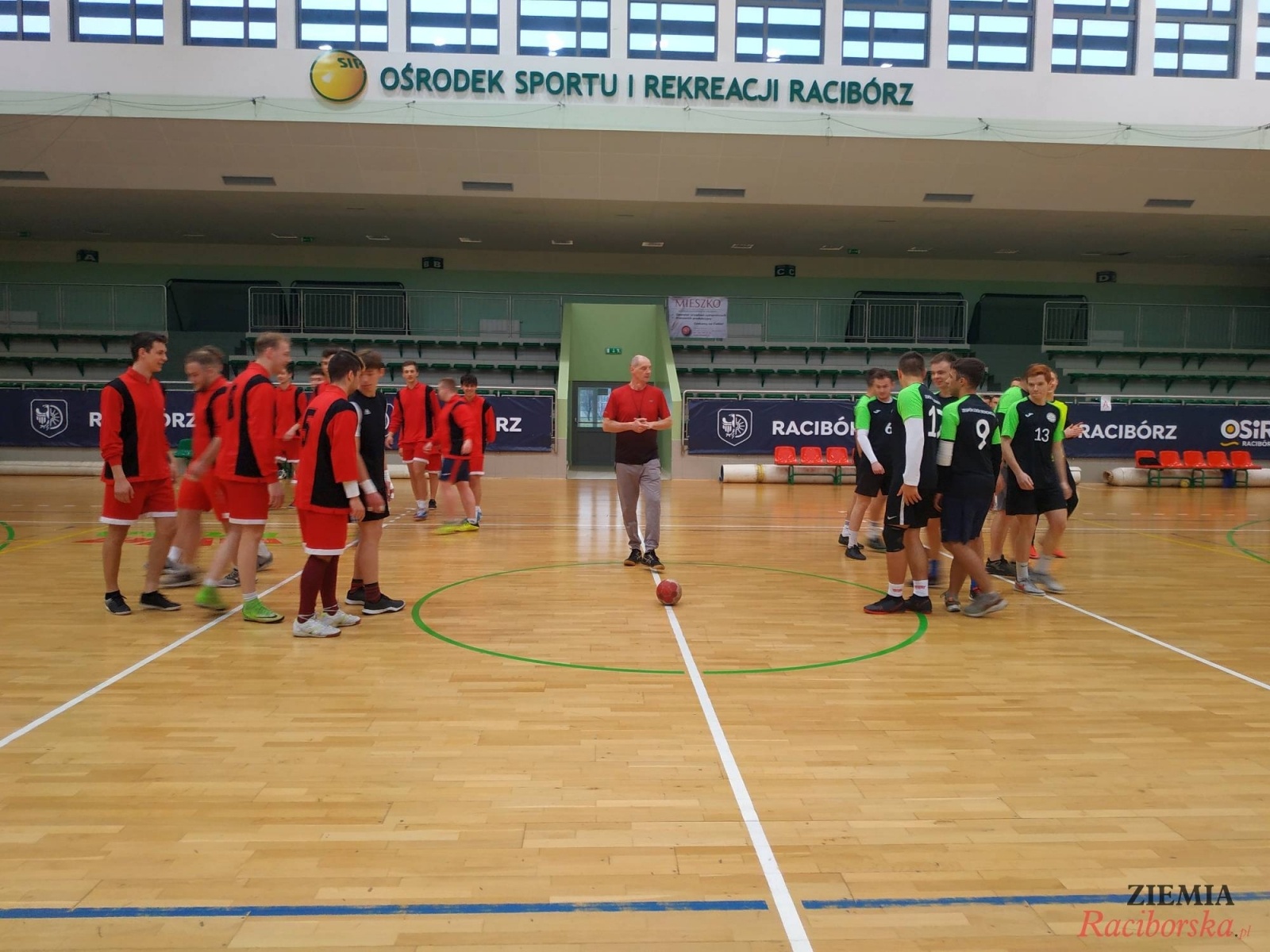 Zdjęcie w galerii na portalu naszraciborz.pl: Finał rejonowy szczypiorniaka w Arenie Rafako wiadomości z regionu