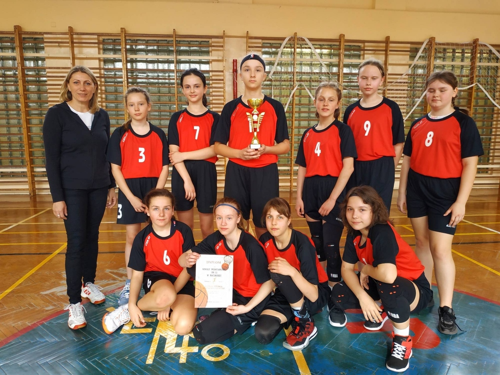 Zdjęcie w galerii na portalu naszraciborz.pl: SP 13 najlepsza w minikoszykówce dziewcząt wiadomości z regionu