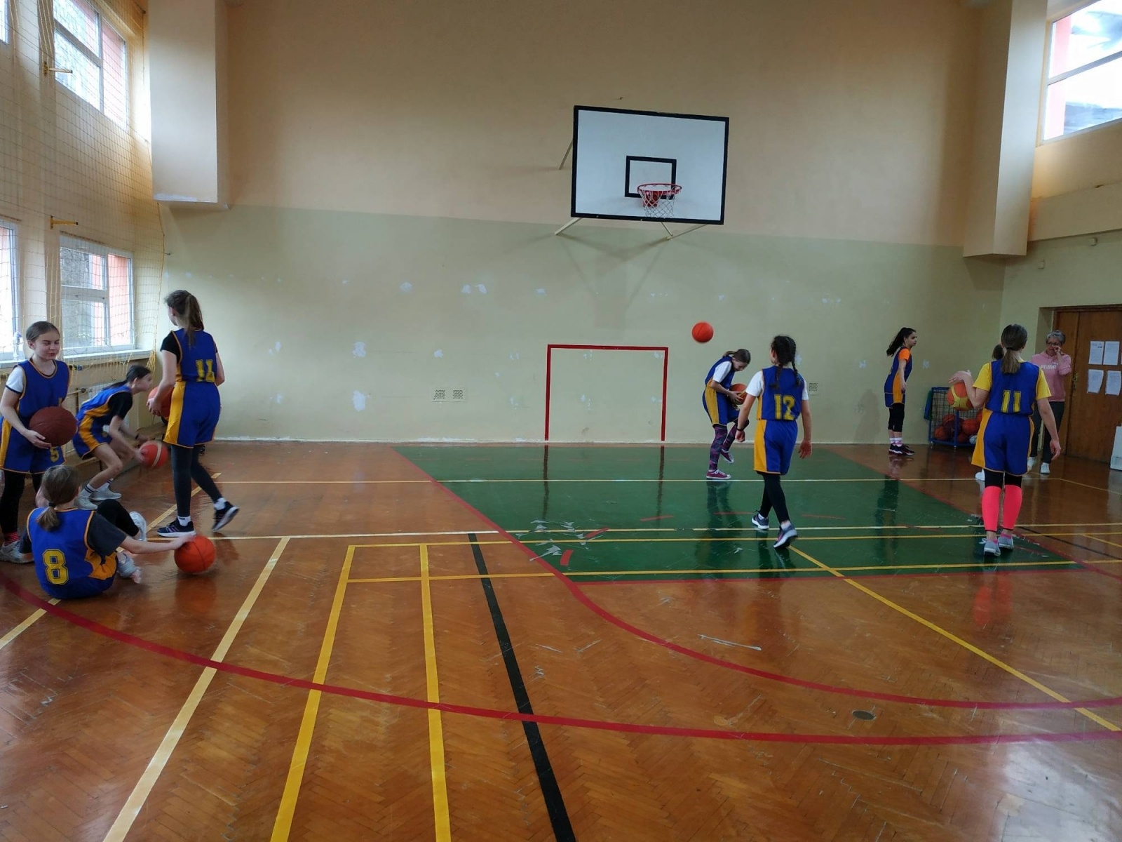 Zdjęcie w galerii na portalu naszraciborz.pl: SP 13 najlepsza w minikoszykówce dziewcząt wiadomości z regionu