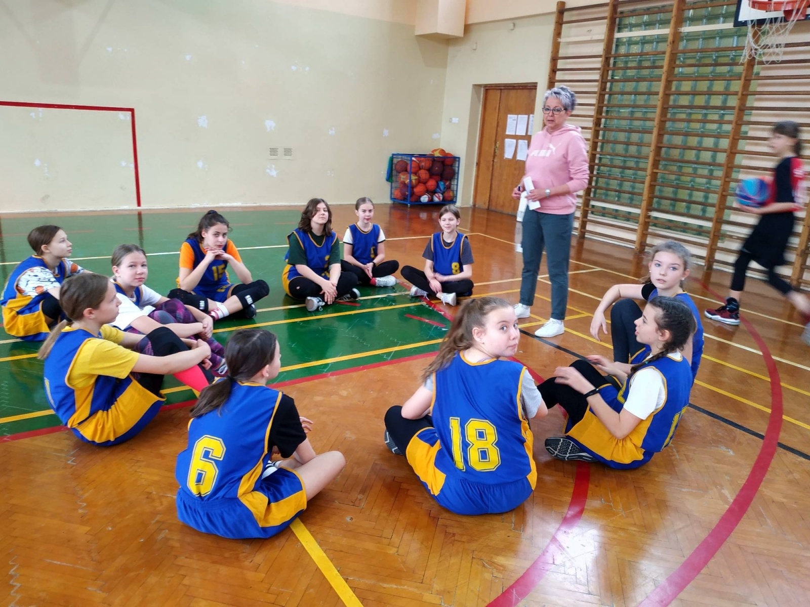 Zdjęcie w galerii na portalu naszraciborz.pl: SP 13 najlepsza w minikoszykówce dziewcząt wiadomości z regionu