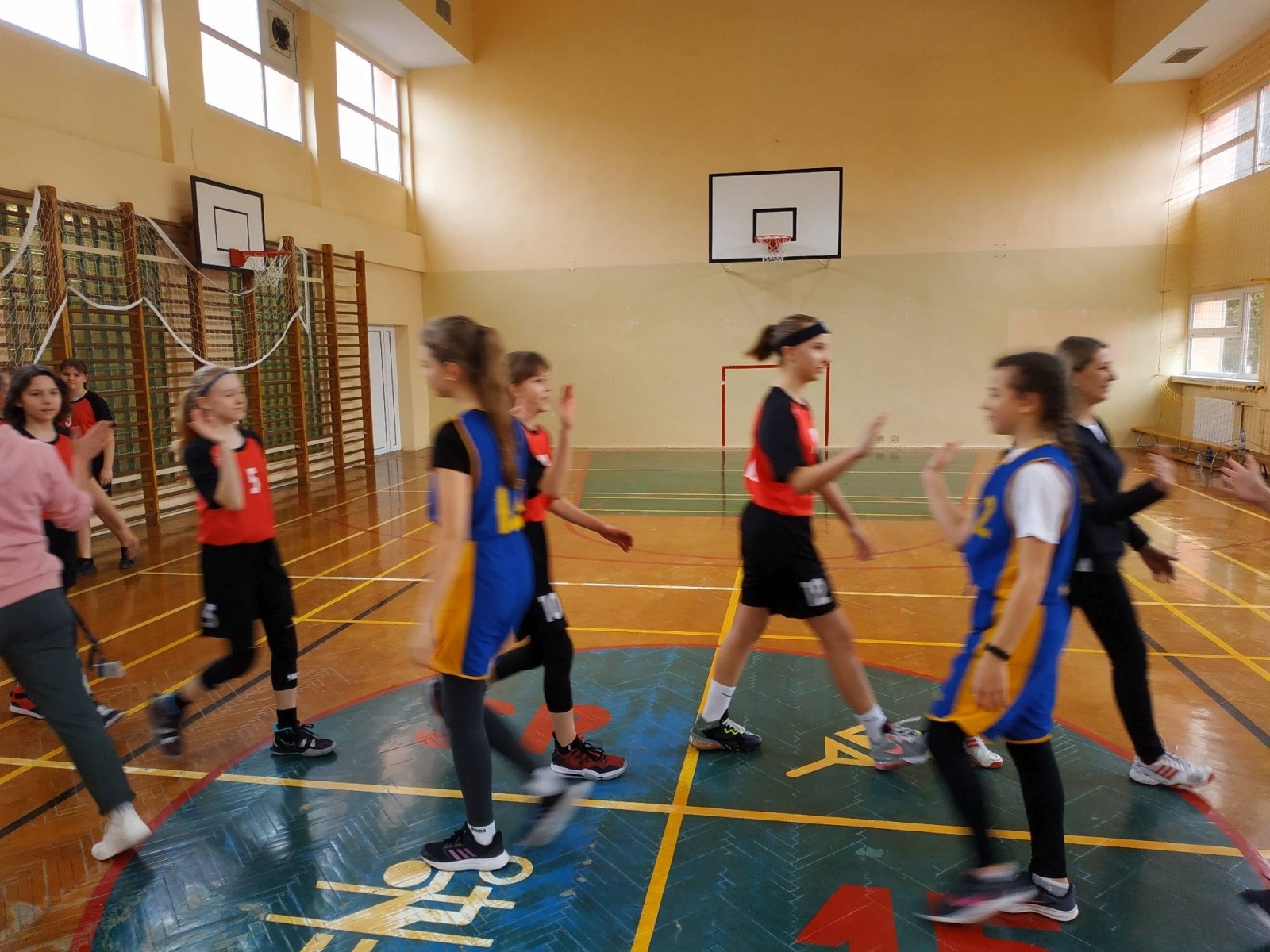 Zdjęcie w galerii na portalu naszraciborz.pl: SP 13 najlepsza w minikoszykówce dziewcząt wiadomości z regionu