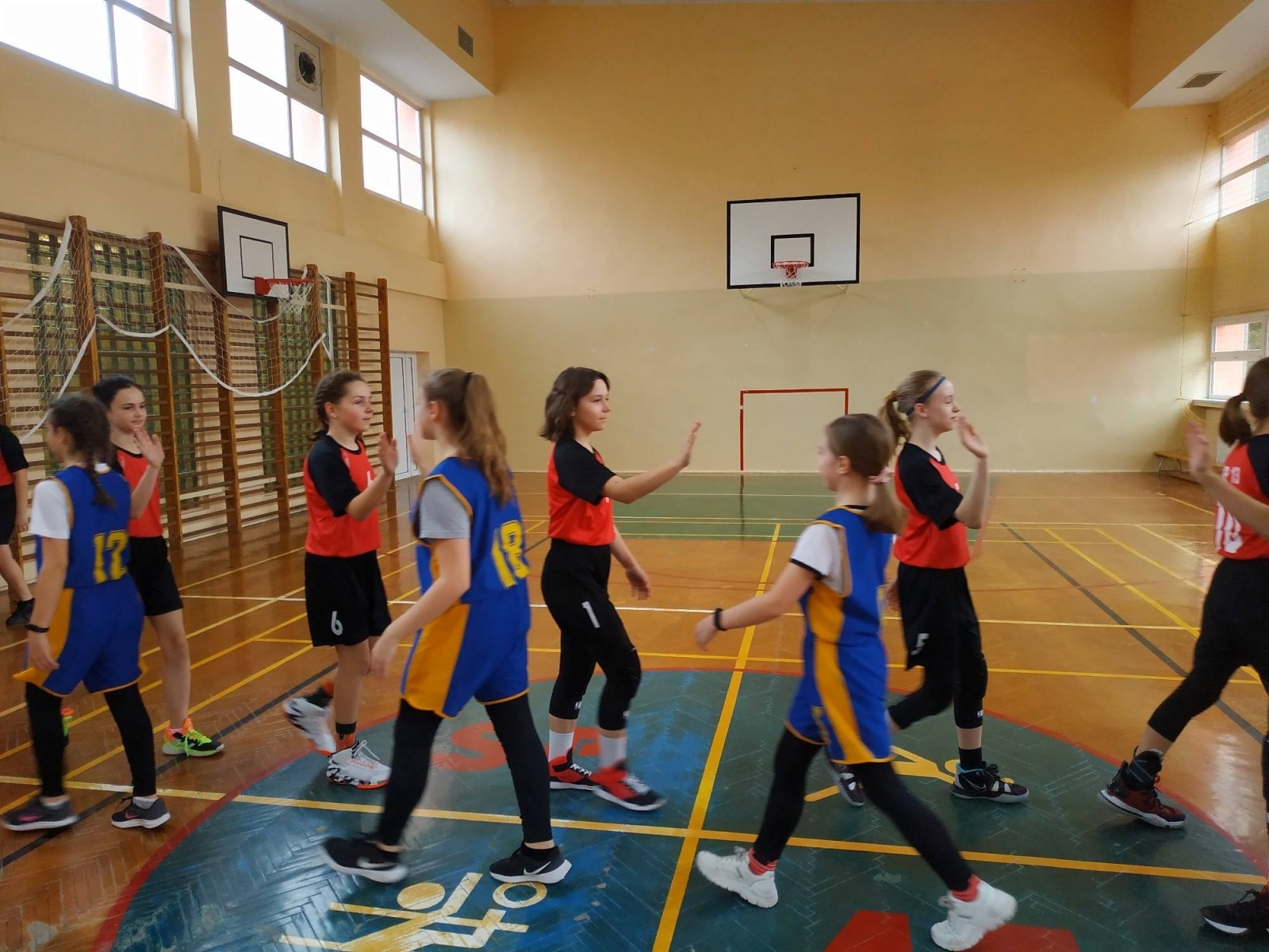 Zdjęcie w galerii na portalu naszraciborz.pl: SP 13 najlepsza w minikoszykówce dziewcząt wiadomości z regionu