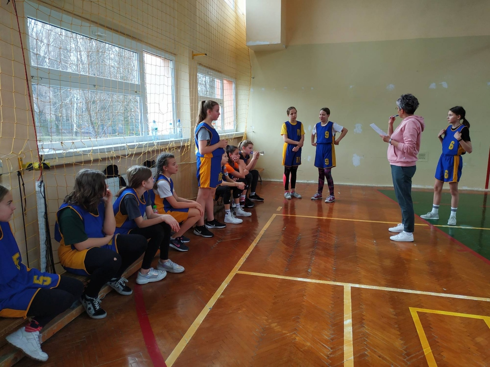 Zdjęcie w galerii na portalu naszraciborz.pl: SP 13 najlepsza w minikoszykówce dziewcząt wiadomości z regionu