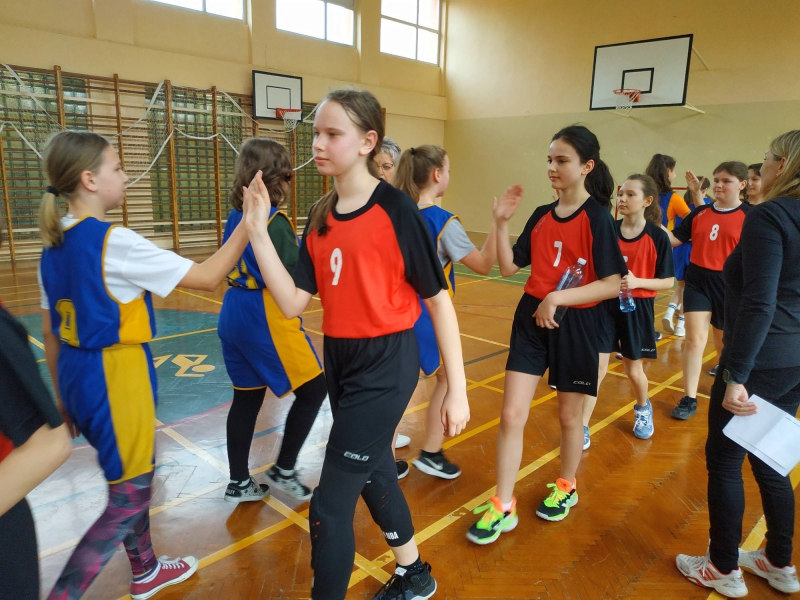 Zdjęcie w galerii na portalu naszraciborz.pl: SP 13 najlepsza w minikoszykówce dziewcząt wiadomości z regionu