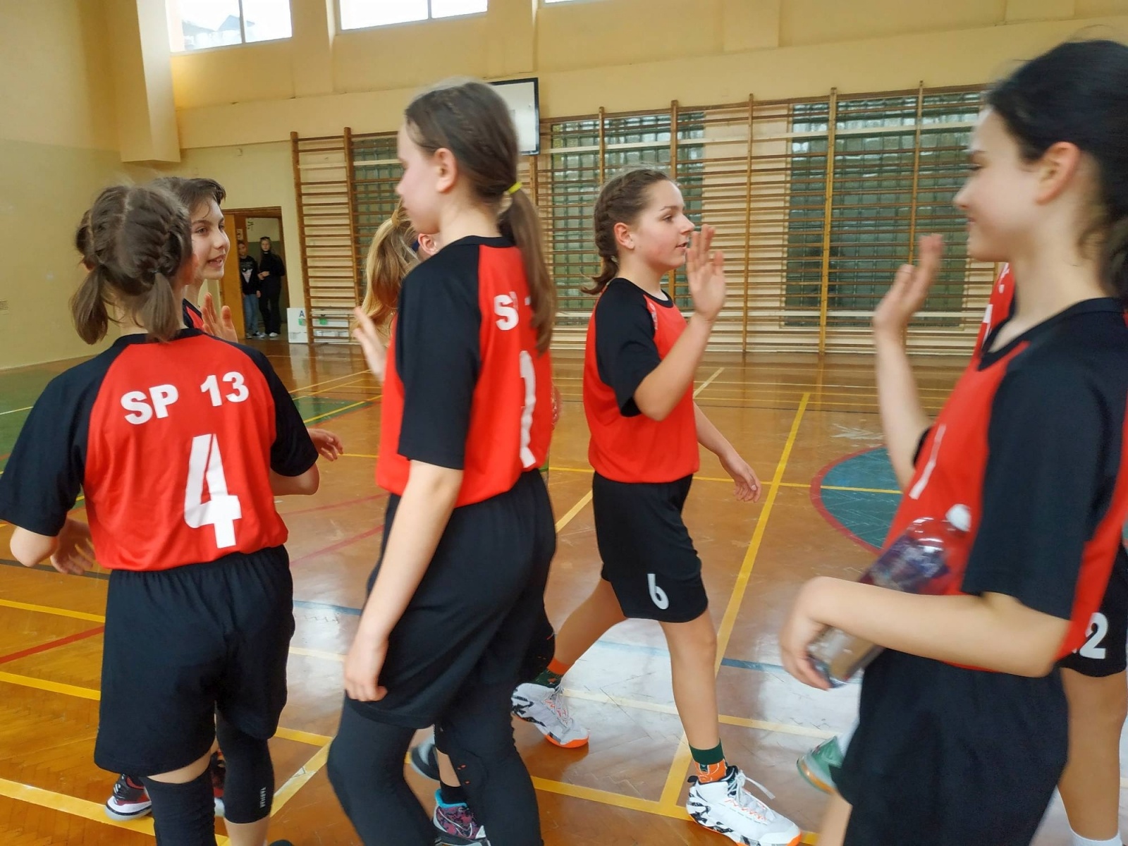 Zdjęcie w galerii na portalu naszraciborz.pl: SP 13 najlepsza w minikoszykówce dziewcząt wiadomości z regionu