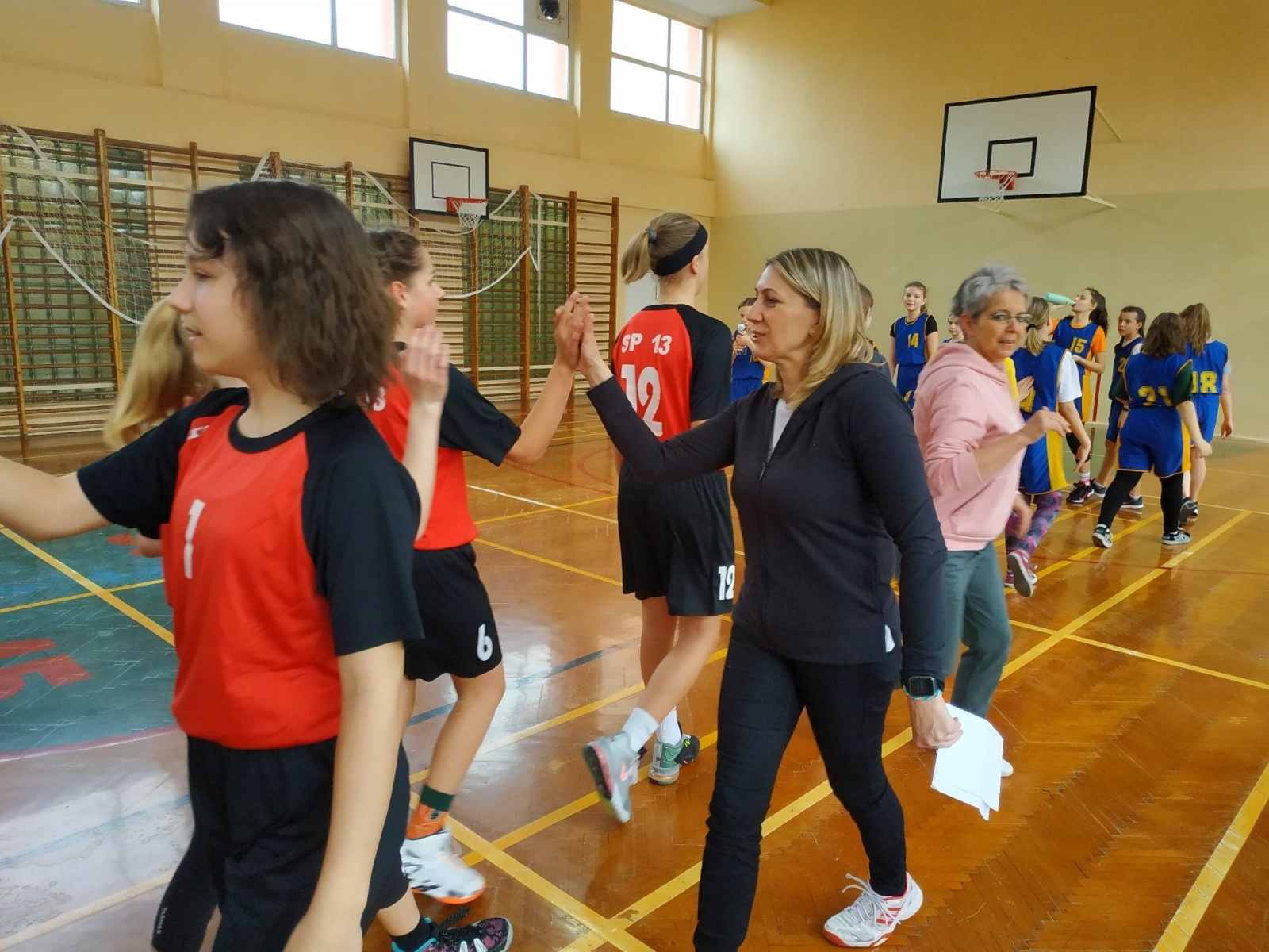 Zdjęcie w galerii na portalu naszraciborz.pl: SP 13 najlepsza w minikoszykówce dziewcząt wiadomości z regionu