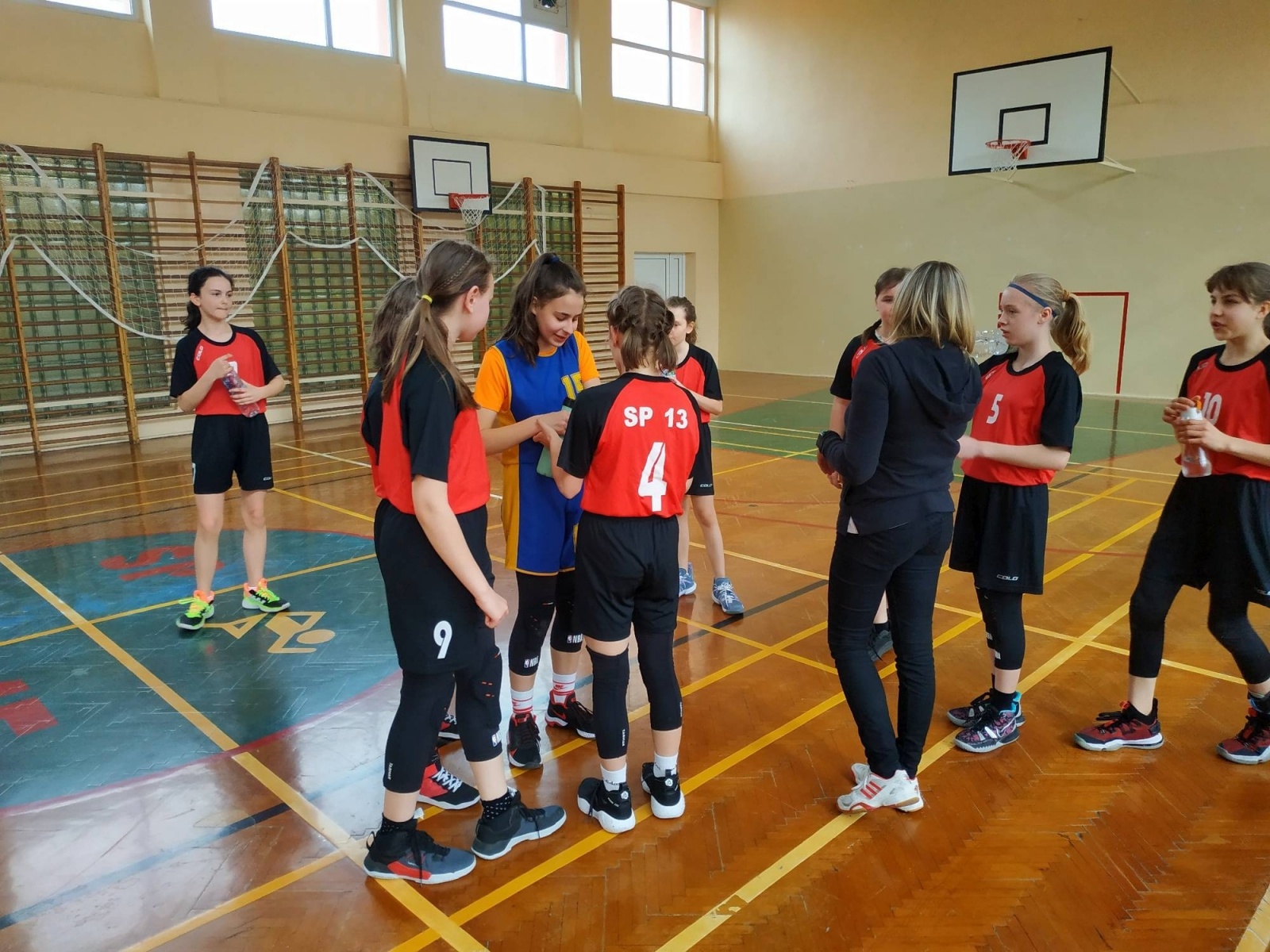 Zdjęcie w galerii na portalu naszraciborz.pl: SP 13 najlepsza w minikoszykówce dziewcząt wiadomości z regionu