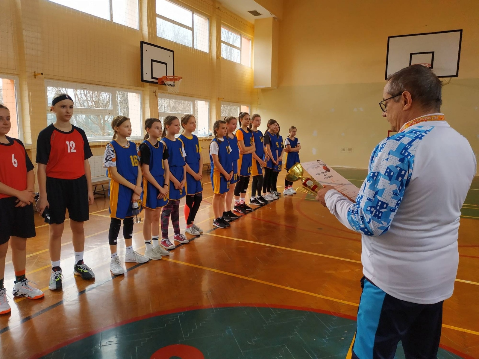 Zdjęcie w galerii na portalu naszraciborz.pl: SP 13 najlepsza w minikoszykówce dziewcząt wiadomości z regionu