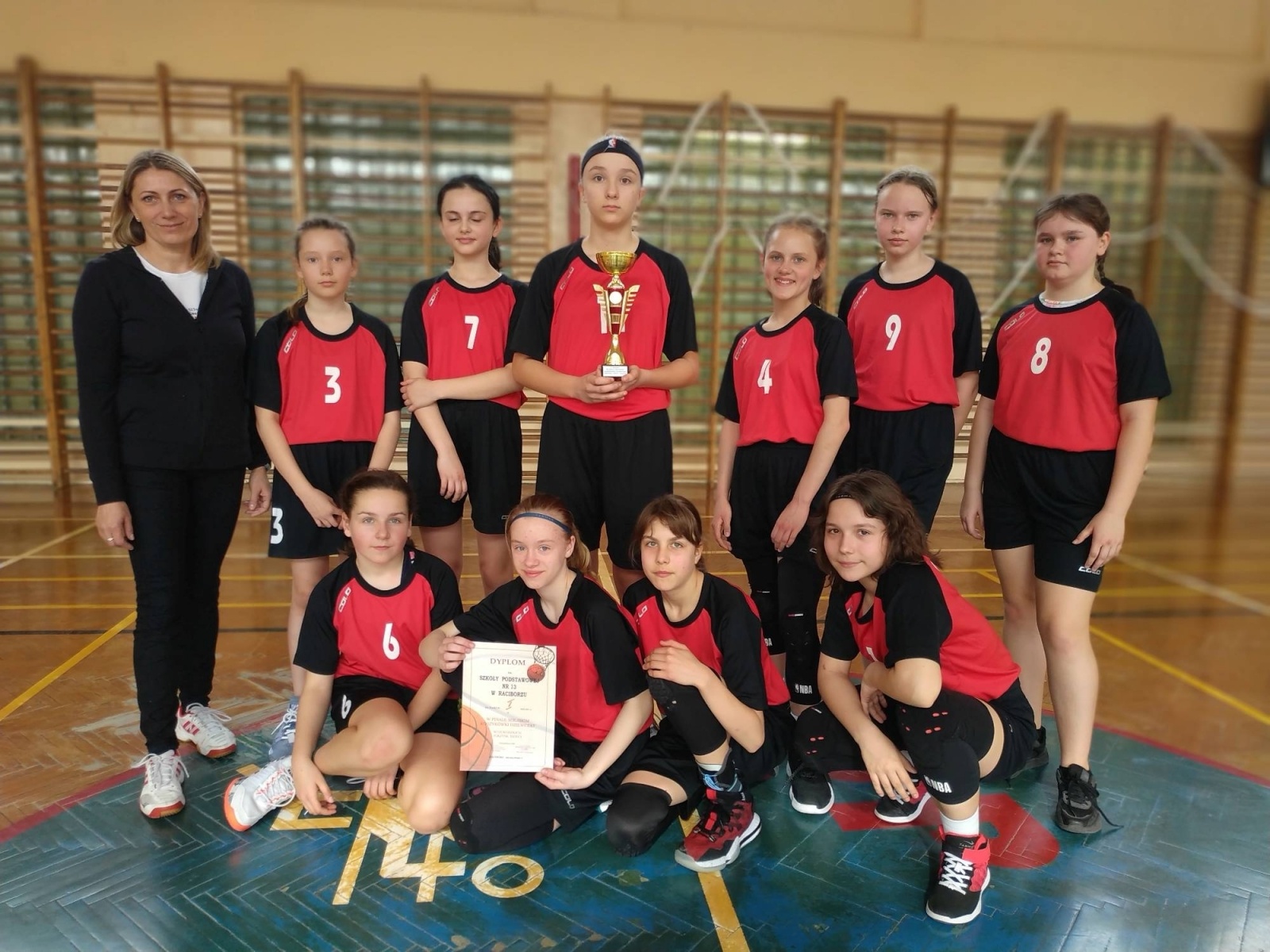 Zdjęcie w galerii na portalu naszraciborz.pl: SP 13 najlepsza w minikoszykówce dziewcząt wiadomości z regionu