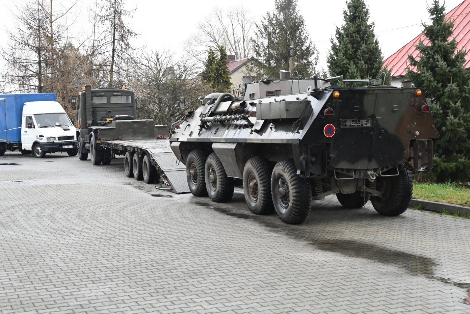 Zdjęcie w galerii na portalu naszraciborz.pl: Chałupki znów przeniosły się do czasów PRL. Na przejściu granicznym kręcili film wiadomości z regionu
