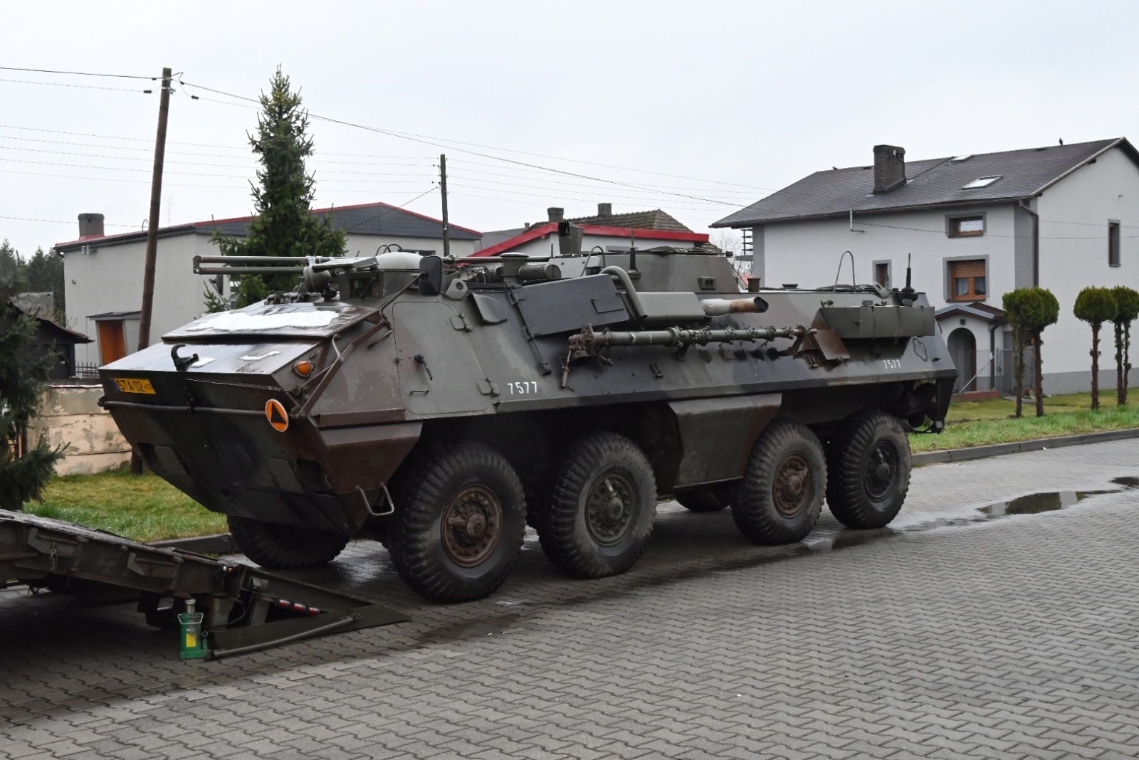 Zdjęcie w galerii na portalu naszraciborz.pl: Chałupki znów przeniosły się do czasów PRL. Na przejściu granicznym kręcili film wiadomości z regionu