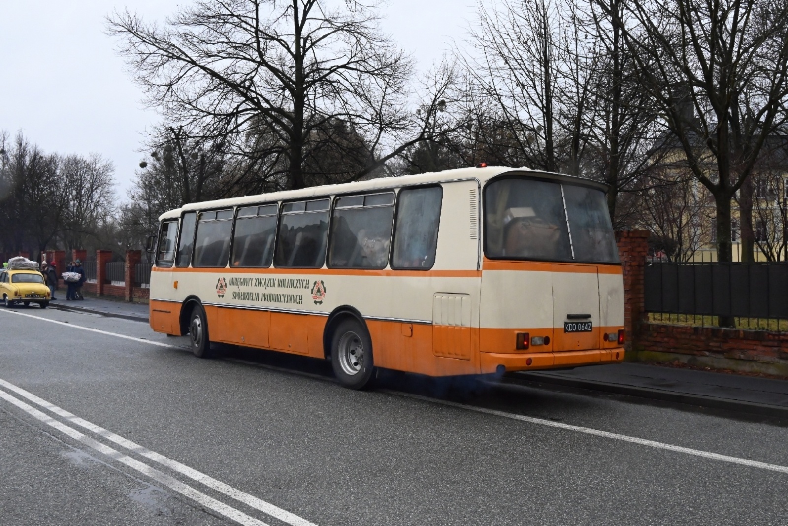 Zdjęcie w galerii na portalu naszraciborz.pl: Chałupki znów przeniosły się do czasów PRL. Na przejściu granicznym kręcili film wiadomości z regionu