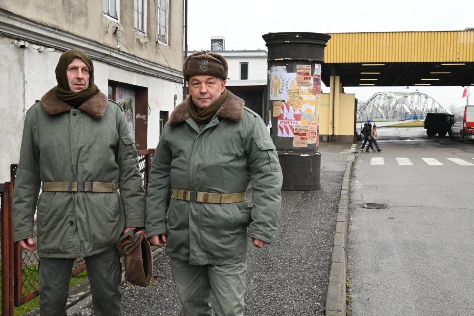 Zdjęcie w galerii na portalu naszraciborz.pl: Chałupki znów przeniosły się do czasów PRL. Na przejściu granicznym kręcili film wiadomości z regionu