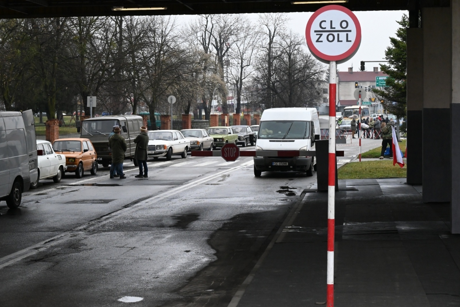Zdjęcie w galerii na portalu naszraciborz.pl: Chałupki znów przeniosły się do czasów PRL. Na przejściu granicznym kręcili film wiadomości z regionu