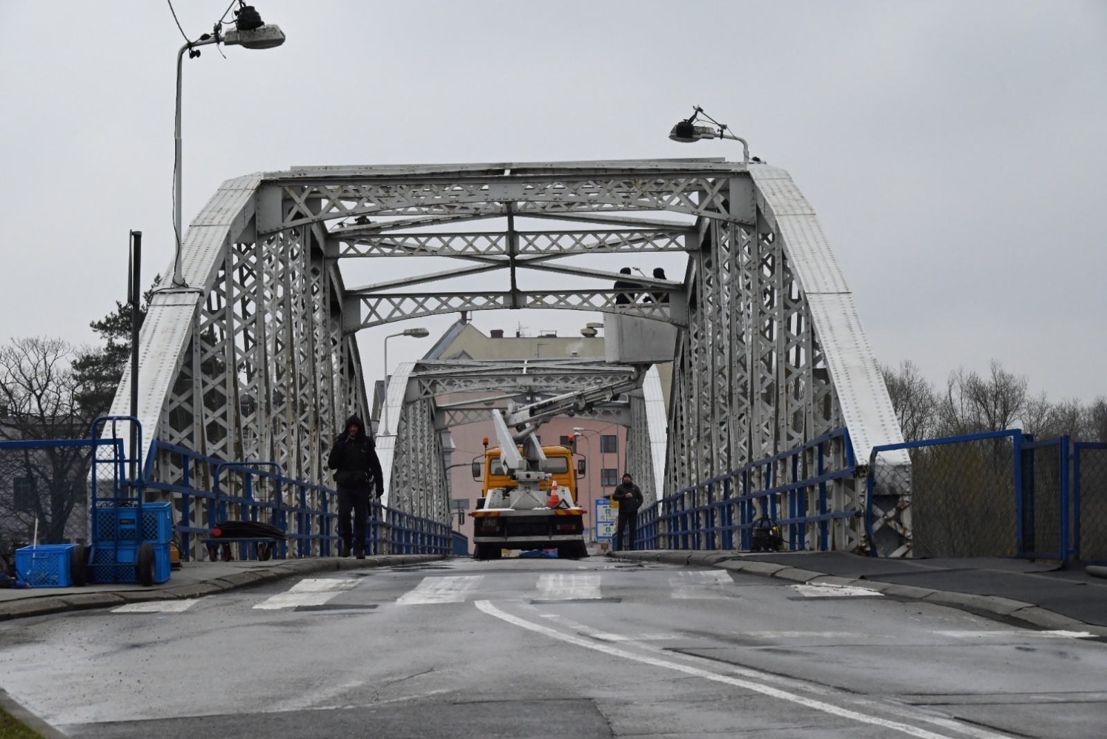 Zdjęcie w galerii na portalu naszraciborz.pl: Chałupki znów przeniosły się do czasów PRL. Na przejściu granicznym kręcili film wiadomości z regionu