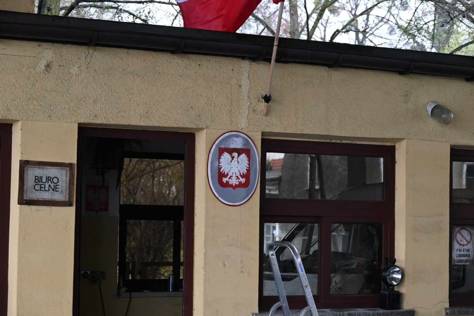 Zdjęcie w galerii na portalu naszraciborz.pl: Chałupki znów przeniosły się do czasów PRL. Na przejściu granicznym kręcili film wiadomości z regionu